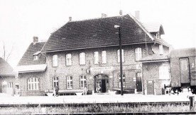 Janowiec Wielkopolski, budynek stacyjny widziany z peronu, 1992. Fot. A....